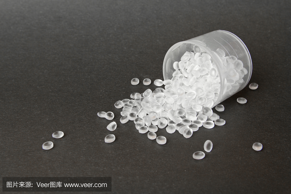 透明的聚乙烯颗粒。HDPE。塑料颗粒。塑料原料。